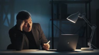 Geç öğrenim online iş koçluğu adam bilgisayarı