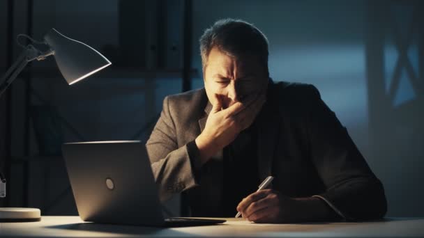 Переутомление ночью бессонница бизнес-человек вздремнуть — стоковое видео