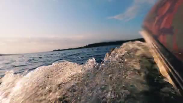 Motorlu tekne nehir yolculuğunda hız — Stok video