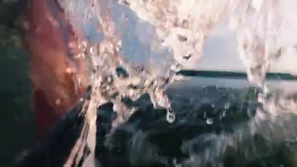 Defocused rivier uitzicht boot rijden genieten snelheid — Stockvideo