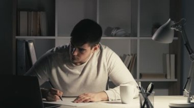 gece online öğrenci sanal sınıf dizüstü bilgisayarı öğreniyor
