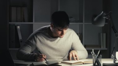 gece okulu öğrencisiyim geç saatlere kadar çalışıyorum
