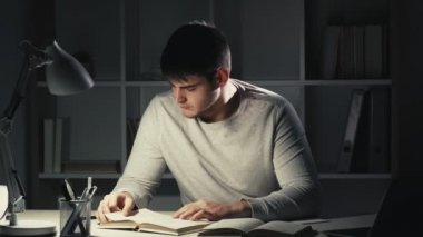 Gece geç saatlere kadar çalışmaktan sıkılan öğrenci uykusu.
