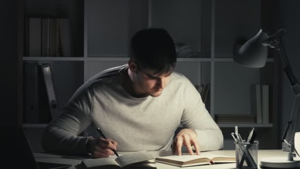 Noite estudar casa aprendizagem estudante trabalhando até tarde — Vídeo de Stock