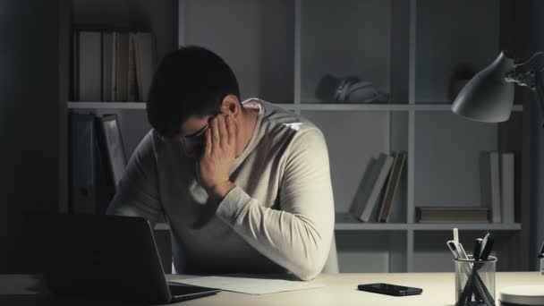 Пізня робота нічна втома сонний чоловік закриває ноутбук — стокове відео