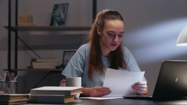 Video konferansı gece işi yöneticisi ev ofisi