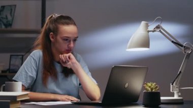 Geç çalışma çevrimiçi video toplantı çalışanı laptop