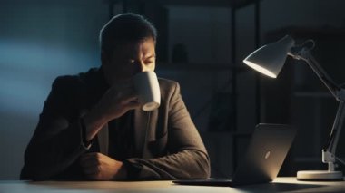 Gece işi rahat iş adamı geç e-posta gönderiyor