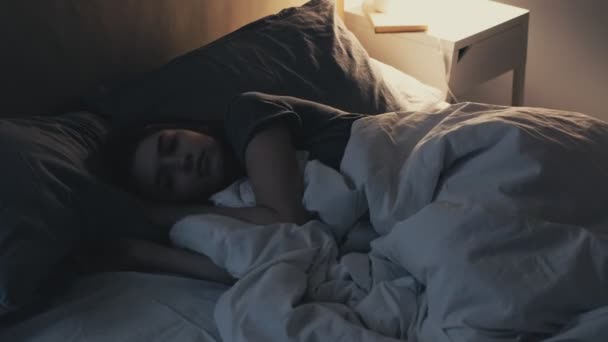 Noche insomnio sueño trastorno perturbado mujer cama — Vídeos de Stock