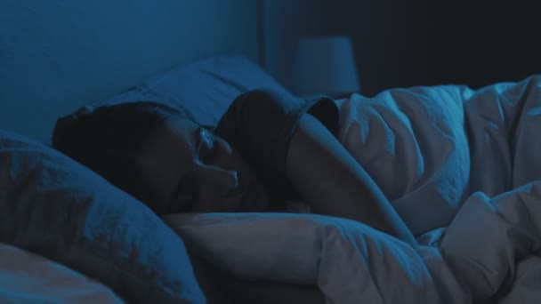 Schlafstörungen Schlaflosigkeit Frau liegt im Bett — Stockvideo