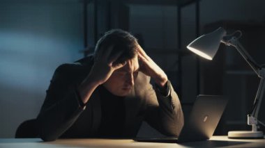 Aşırı çalışma yorgunluğu gece video çağrı adam baş ağrısı