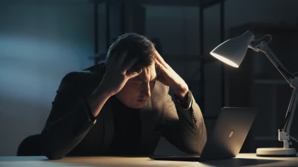 Excesso de trabalho fadiga noite vídeo chamada homem dor de cabeça — Vídeo de Stock