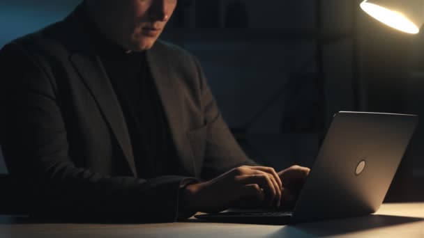 Tard dans le travail insomnie professionnelle homme tapant ordinateur portable — Video