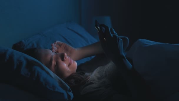 Późno online bezsenność zmęczona kobieta telefon łóżko — Wideo stockowe