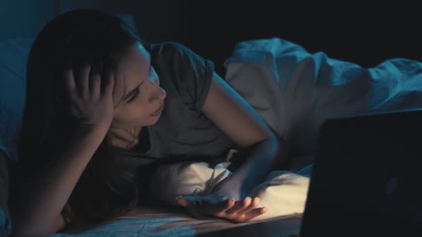Κρεβάτι βίντεο chat σε απευθείας σύνδεση επικοινωνία γυναίκα φορητό υπολογιστή — Αρχείο Βίντεο