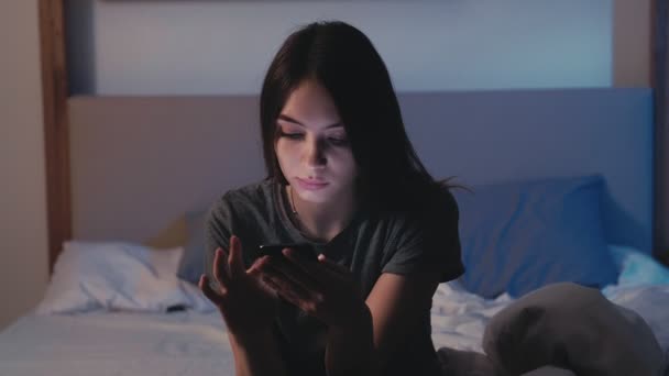 Gadget nacht slapeloosheid probleem verveelde vrouw telefoon — Stockvideo