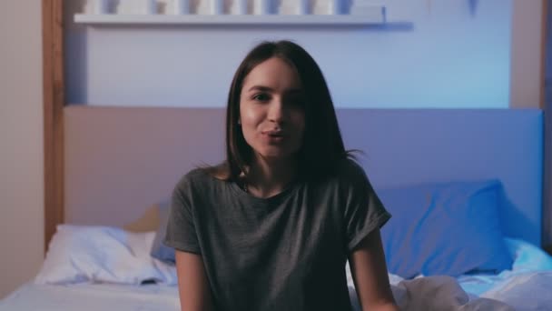 Home video blog sund søvn kvinde taler seng – Stock-video
