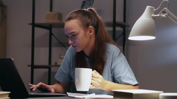 Praca nadgodziny zajęty harmonogram kobieta późno w domu biuro — Wideo stockowe