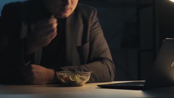 Spät Büro Abendessen Nachtarbeit Geschäftsmann Essen — Stockvideo