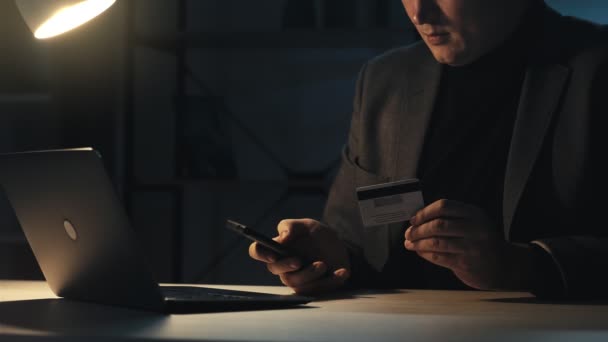 Mobilt bankkonto nattarbete kreditkort — Stockvideo