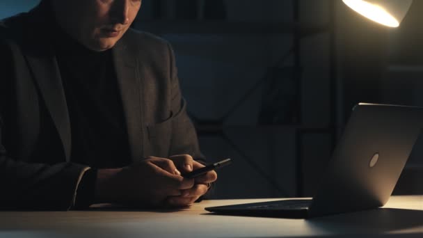 Trabalho móvel tarde bate-papo corporativo homem de negócios telefone — Vídeo de Stock