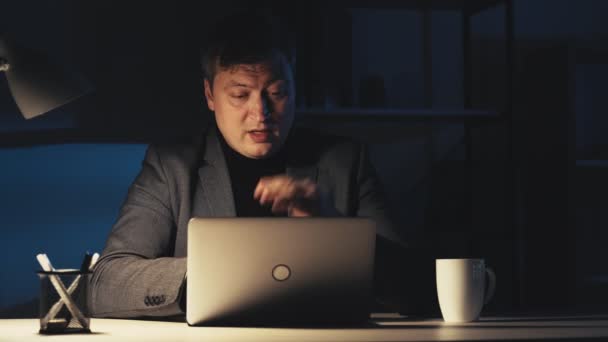 Online vergadering laat werk executive sprekende laptop — Stockvideo