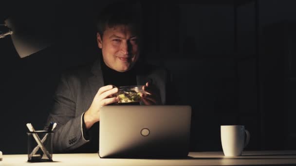 Nacht Büro Abendessen lustig Mann genießen Mahlzeit Essen — Stockvideo