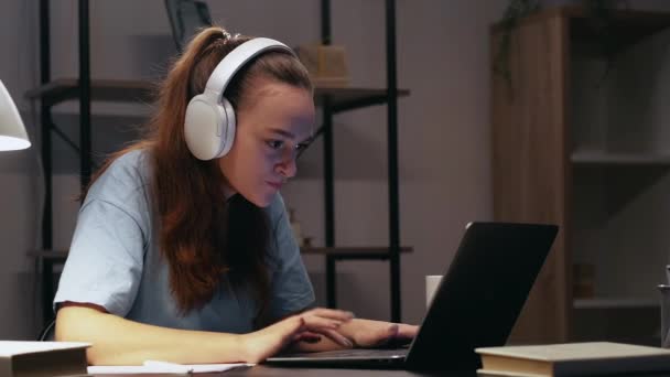 Videó játék éjszakai szórakozás lány játszik laptop — Stock videók