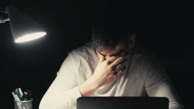 aşırı çalışma yorgunluğu gece uykusuzluk adam laptopta çalışıyor