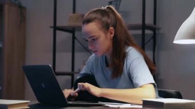 Aşırı çalışma endişesi evde çalışan kadını sinirlendiriyor.