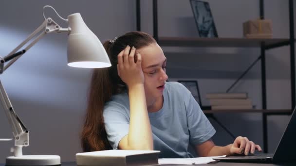 Overwerk vermoeidheid late taak vermoeide vrouw home office — Stockvideo