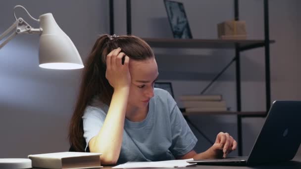 Laat werk nacht vermoeidheid lui vrouw uitstellen taak — Stockvideo
