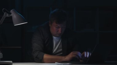 Gece uykusu molası adam karanlık ofisten uyandı.