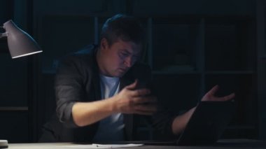 gece ofisi bozuk bilgisayar rahatsız iş adamı