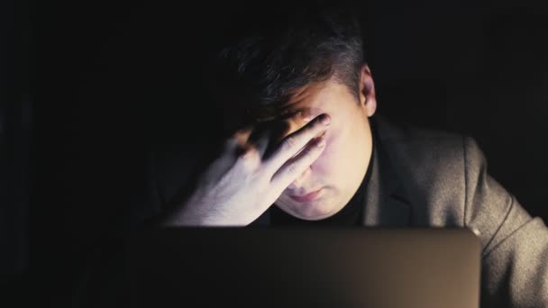 Overwerk vermoeidheid nacht slapeloosheid vermoeide werknemer — Stockvideo