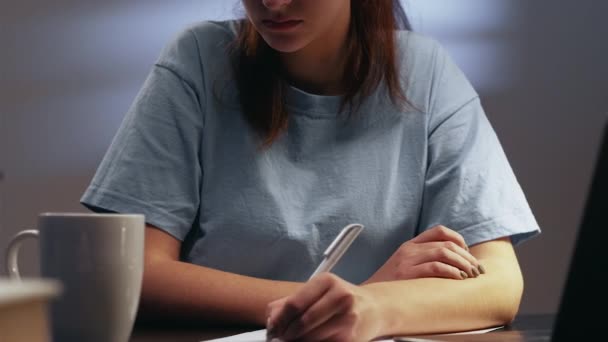 Noite estudar casa aprendizagem estudante escrita tarde — Vídeo de Stock