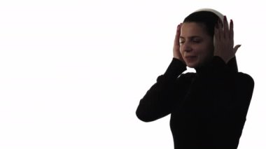 Müzik aşığı heyecanlı kadın müzik sesinden hoşlanıyor.