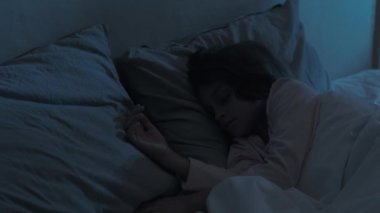 Uyuyan çocuk İyi geceler küçük kız yatağı