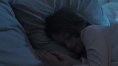 Uyuyan çocuk istirahati küçük kız yatakta yatıyor.