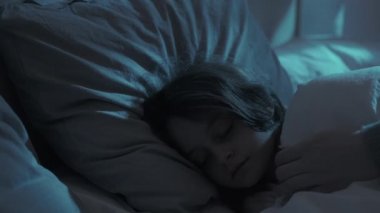 uyuyan çocuk anne kız gece yatakta.