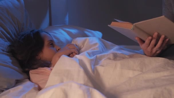 Ora de culcare poveste noapte mama citind carte fiica — Videoclip de stoc