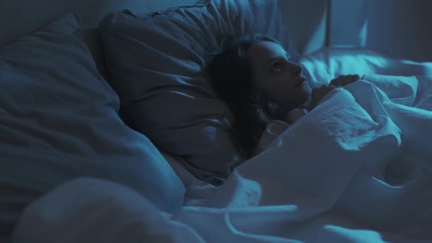 Дитяча безсоння нічний терор налякана маленька дівчинка ліжко — стокове відео