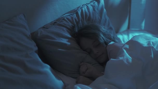 Kind Alptraum kleines Mädchen wachte erschrocken bösen Traum — Stockvideo