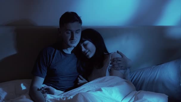 Szczęśliwy para noc komunikacja mąż żona łóżko — Wideo stockowe