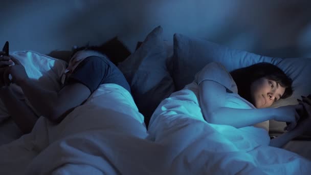 Gadget noc digitální pár manžel manželka telefon postel — Stock video