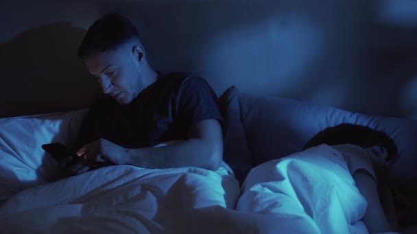 Aldatan koca gece adam telefon uyuyan kadın yatağı — Stok video