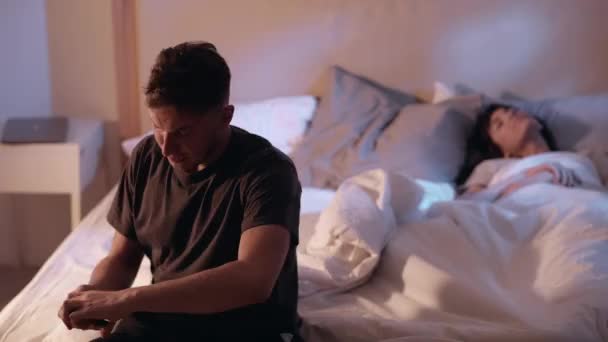 Нічна тривога пара випуск ревнивий чоловік на ліжку — стокове відео