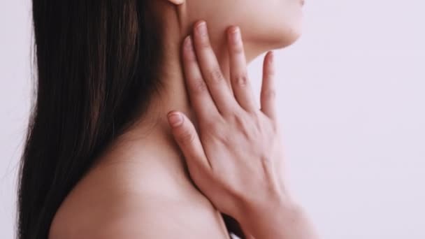 Догляд за шкірою краси жінка торкається шиї — стокове відео