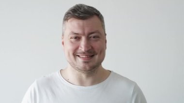 Erkek yüz bakımı mutlu adam gülümsüyor