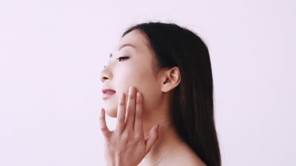 Koreanische Hautpflege Gesichtspflege Frau berühren Gesicht — Stockvideo
